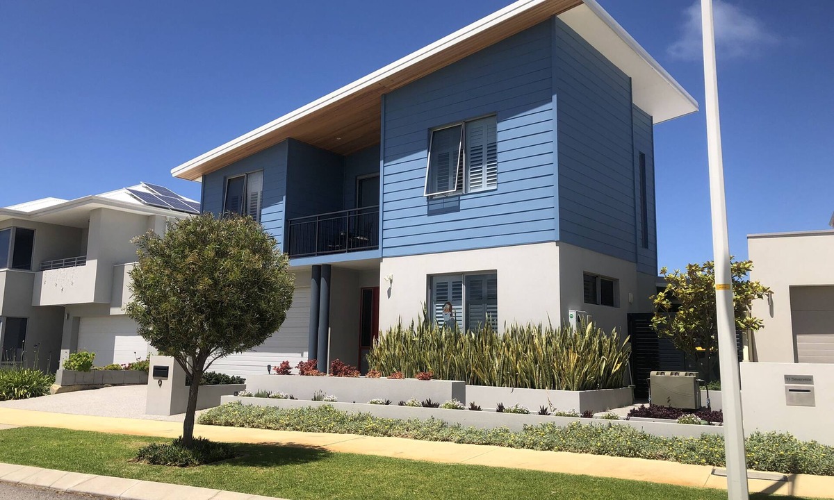 Burns Beach Apartment | Great place to stay weather you are a tourist or visiting family and friends.