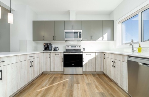 St. Albert House | Large family home in St Albert sleeps 10, EV rental available, 15min to WEM