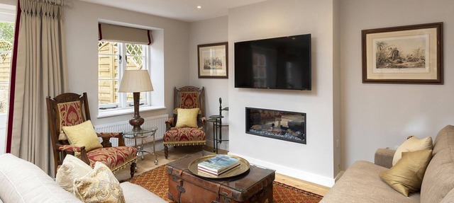 A sudeley castle cottage that sleeps 7 guests in 4 bedrooms in Winchcombe