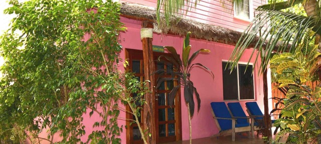 Beach Cottage AC/pool/dock beach- free paddle boards-sleeps 4 in Caye Caulker