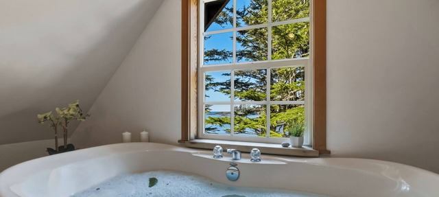 Beach Front w/2 Private Decks! With Ocean Views! Ocean Oasis in Ucluelet