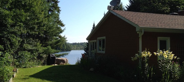 Beautiful lakefront cottage, 1 hour north of Montreal in Wentworth