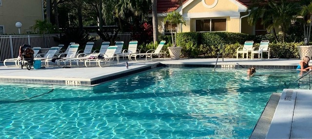 Charming sun filled 2 bed 2 bath condo near restaurants and shopping in Fort Myers