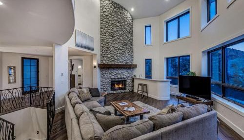 Cozy mountain home w riverfront patio in Snowmass