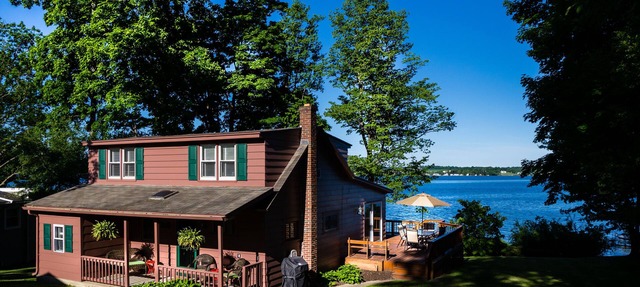 Great Fall Rental on Finger Lakes Wine Trail: Owasco East Side Lakefront in Auburn