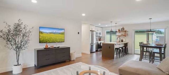 Gresham Modern Industrial Stay with hot tub in Gresham