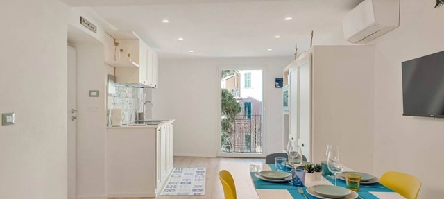 In the very center of Monterosso al Mare, surrounded by colorful alleys and the scent of the sea, Cà Maccaja is a newly renovated apartment designed for those who wish to experience the Cinque Terre with authenticity and comfort. Its central location al in Monterosso al Mare