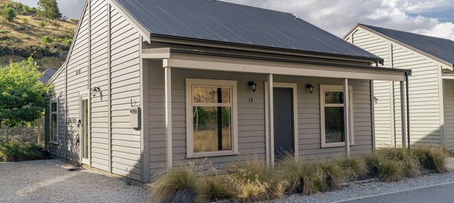 Kiwi Ski Cottage - Wanaka Holiday Home in Wanaka