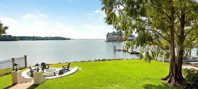 Lakeside Manor | Sleeps 10 | Pool Table & Playroom in Irmo