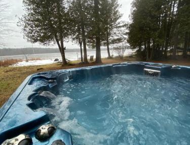 Lovely waterfront private cottage with hot tub in Kawartha Lakes in Head Lake