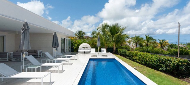Luxury 4BR Villa | Pool | Beach Club | West Coast in Saint James