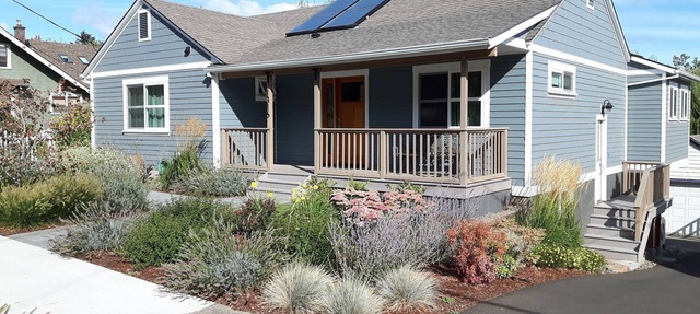Perfect for GROUP gatherings! Short walk to Downtown HR, river views in Hood River