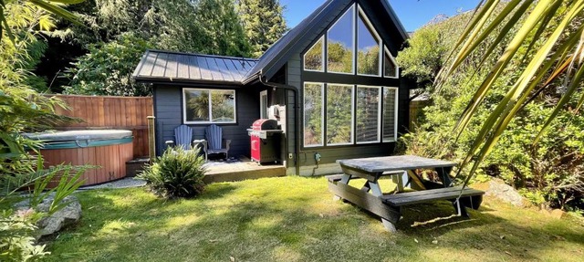 Private Oceanfront Cabin And Hot Tub! - Gww in Ucluelet