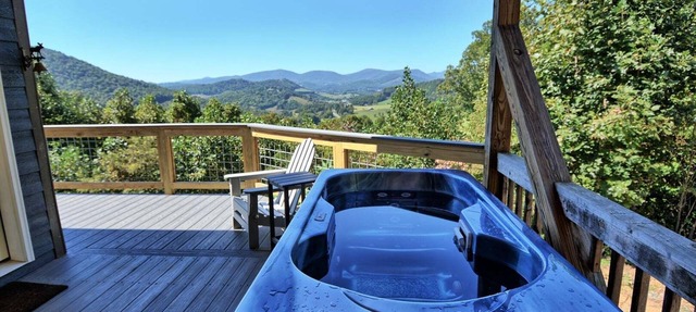 Romantic Mountain Retreat-Hot Tub- Mountain Views in West Jefferson