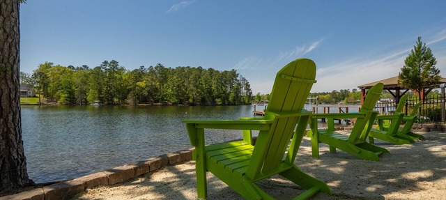 SERENITY NOW/Sunsets/Beach/Water On 3 Sides/Firepit/dock/boat ramp/Wi-Fi in Chapin