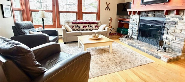 Spacious Tremblant Condo - Pools & Hot Tubs, Steps to Ski/Golf/Bike/Hike - 8 ppl in Mont-Tremblant