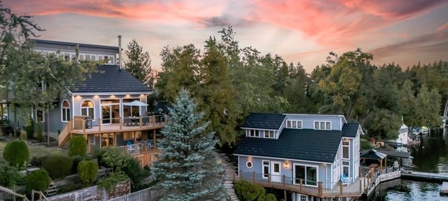 Waterfront Cottage w/Firepit, Boathouse, Canoes & Game Room in Kawartha Lakes