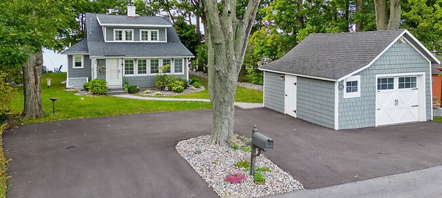Waterfront Cottage with fireplace located directly on Owasco Lake. in Auburn