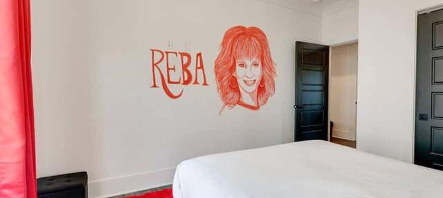 Mural The Gulch townhome near Broadway | Sleeps 12 in Nashville