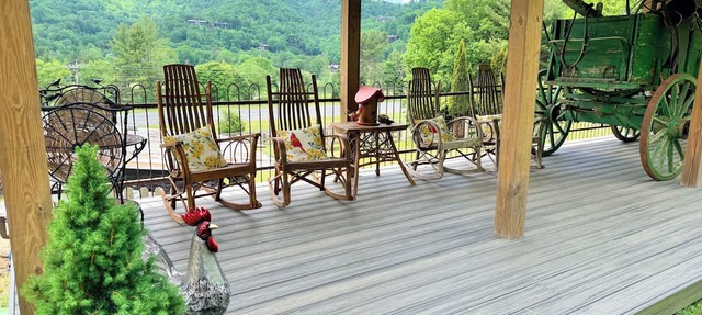 Elegant Tudor Cottage: Farm Animals, Views, Vintage Decor in Banner Elk