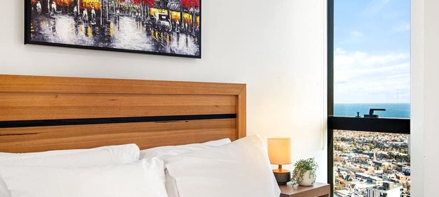 Stylish City Apartment with Expanding City Views in Southbank