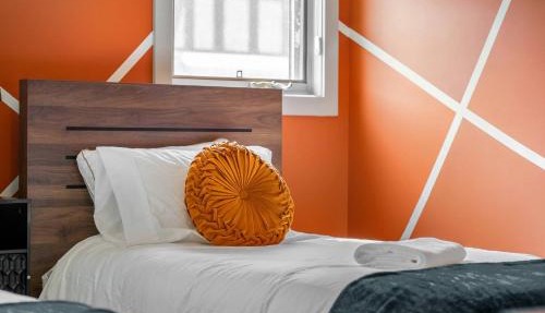 *Incredible Location* |Two King Beds| Free Parking in Calgary